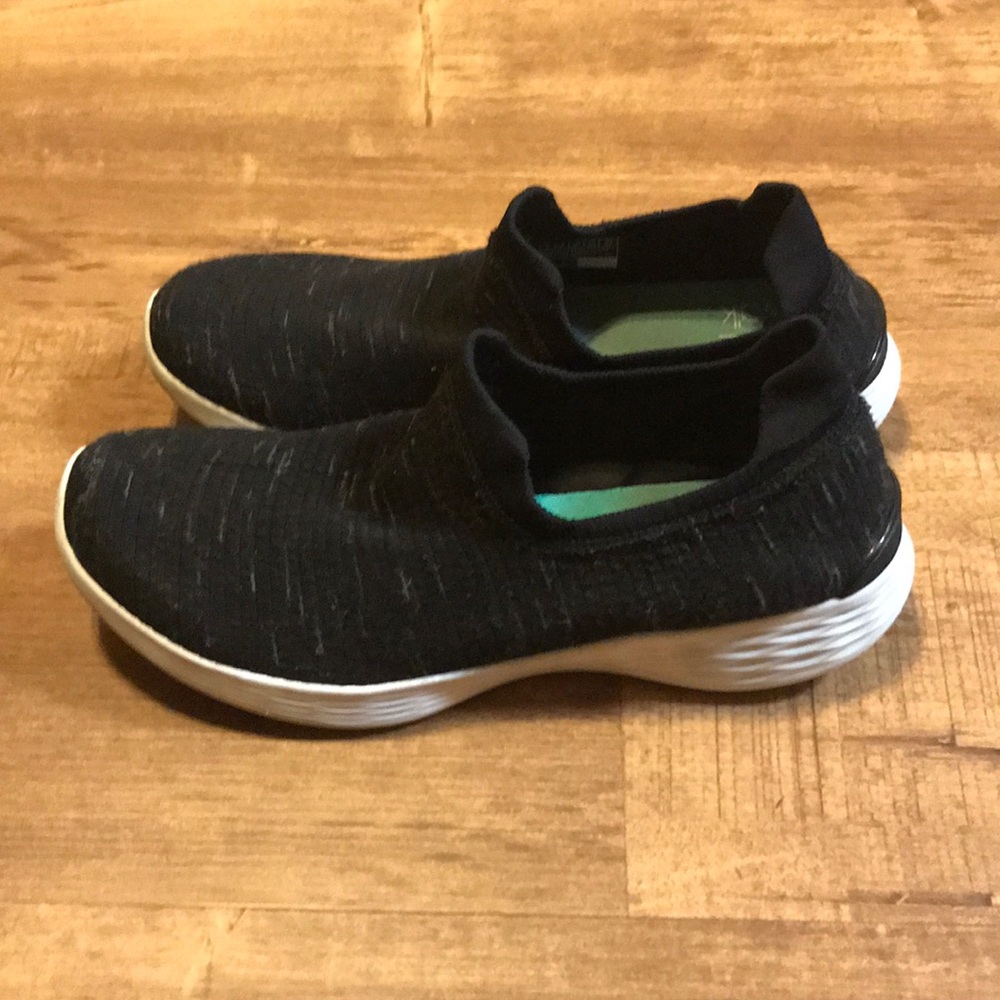 Sketchers Pull On Sneakers